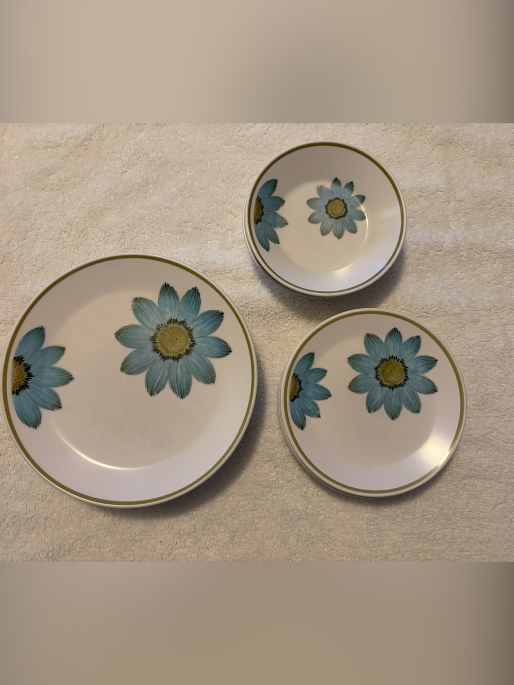 Noritake Progression China Up-Sa Daisy pattern 12 pieces.